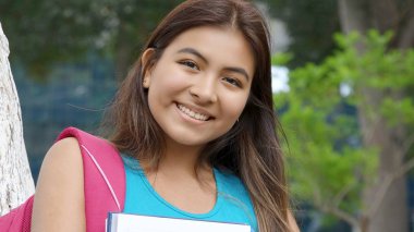 gülümseyen kız öğrenci