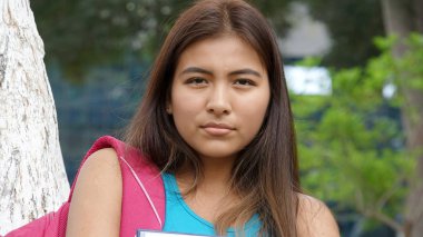 Heyecansız güzel öğrenci