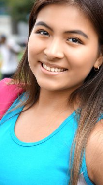 gülümseyen kız öğrenci