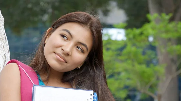 Estudante hispânico feminino Pensando — Fotografia de Stock