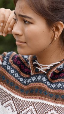 Gözü yaşlı depresif İspanyol kız