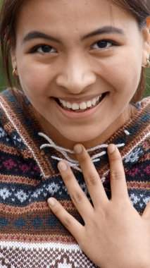 Mutlu İspanyol Perulu kadın