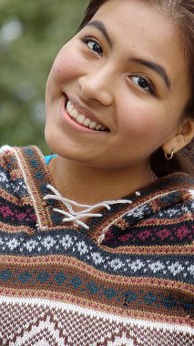 Perulu kız gülümseyerek