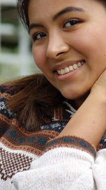 Genç kız genç gülümseyen