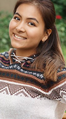 Gülümseyen bir genç kadın