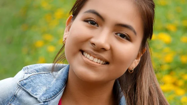 若々しいペルーの少女の笑顔 — ストック写真