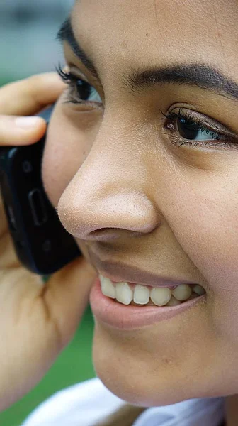 Jovem peruano conversando por telefone — Fotografia de Stock