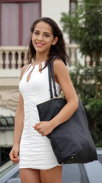 Feminino com Pocketbook vestindo um vestido branco — Fotografia de Stock