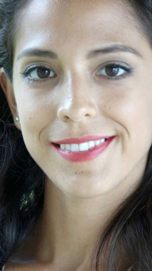 Genç farklı erkek gülümseyen yüzü