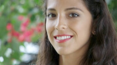 Latina erkek gülümseyen yüzü