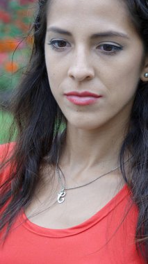 Mutsuz güzel kadın