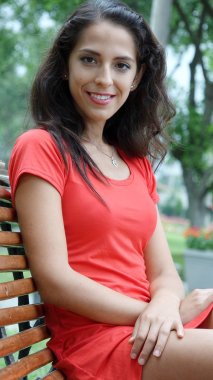 Güzel erkek oturuyor