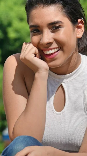 Jovem colombiano adolescente fêmea sorrindo — Fotografia de Stock