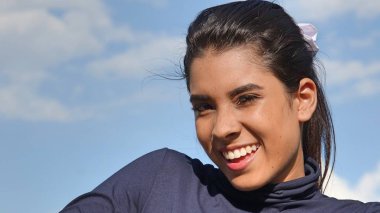 Azınlık kız gülümseyerek