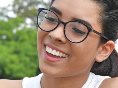 Gözlük takan bir kadın