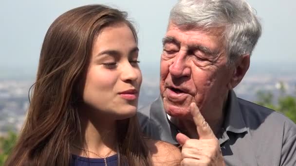 Іспанський дідусь розмовляє з онукою — стокове відео