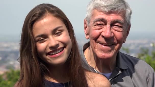 Souriant hispanique grand-père et petite-fille — Video