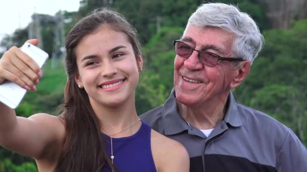 ヒスパニック系の祖父と孫娘の Selfie — ストック動画