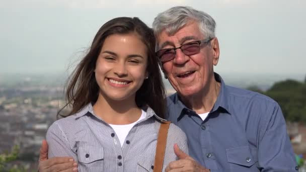 Abuelo Hispano y Nieta Amando a la Familia — Vídeos de Stock