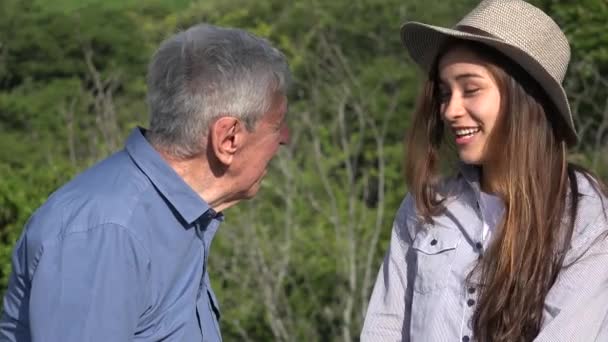 Feliz adolescente chica hablando con ancianos abuelo — Vídeos de Stock