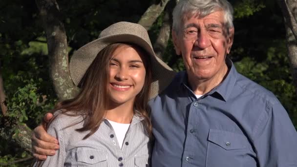 Sorrindo velho e adolescente menina — Vídeo de Stock