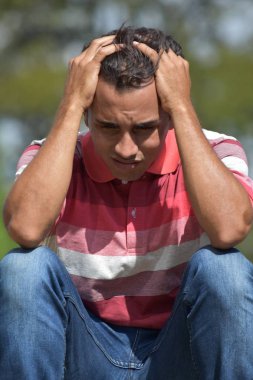 Depresif genç Kolombiyalı erkek