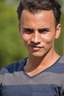 Ciddi genç Kolombiyalı erkek