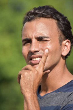 Bir karar Kolombiyalı genç erkek