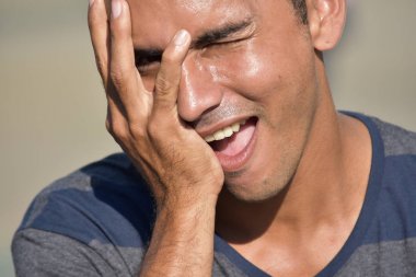 Genç erkek vurguladı