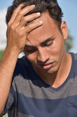 Stres altında Hispanik erkek