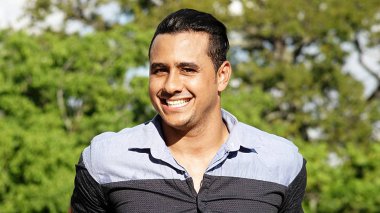 Yetişkin Hispanik erkek gülümseyen