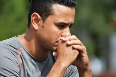 Üzgün atletik adam