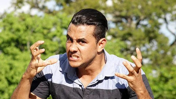怒っている成人ヒスパニック系男性 — ストック写真