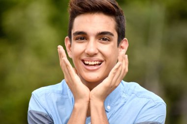 Genç erkek eğleniyor