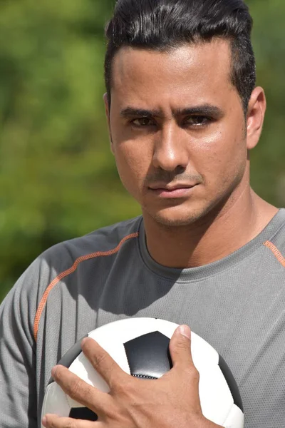 Ritratto di giocatore di calcio maschile adulto — Foto Stock
