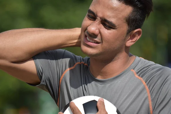 Volwassen mannelijke voetballer en pijn — Stockfoto