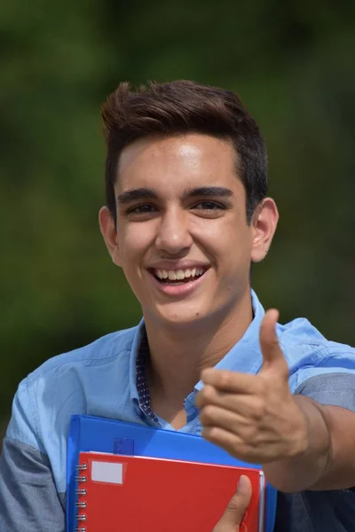 Exitoso joven estudiante —  Fotos de Stock