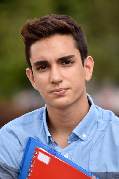 Ernst teen männlich hispanic student — Stockfoto