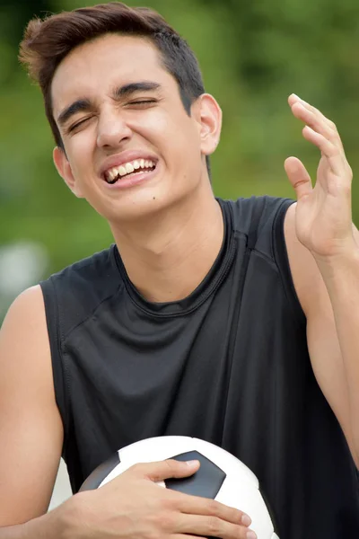 Jugador hispano masculino de fútbol riendo — Foto de Stock