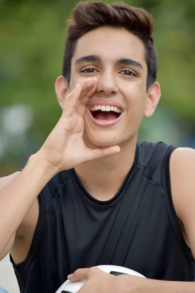 Sprechender junger hispanischer Fußballspieler — Stockfoto