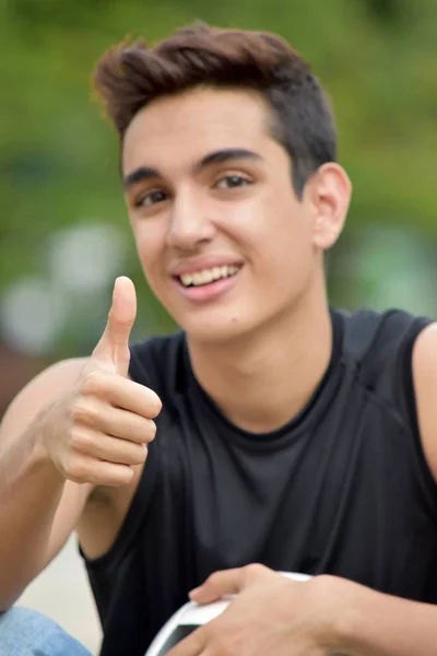 Jovem jogador de futebol hispânico com polegares para cima — Fotografia de Stock