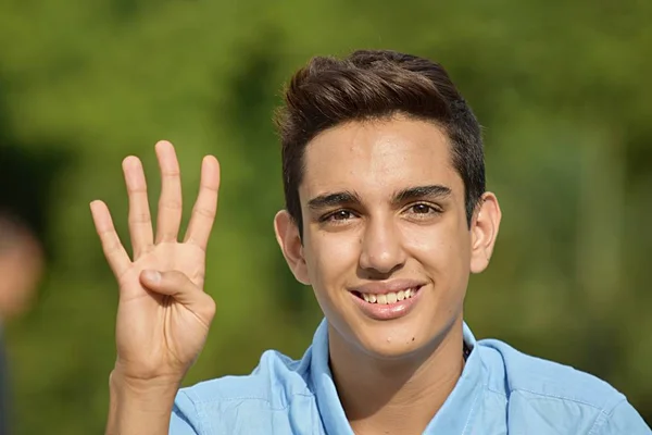 Fiatalos Kolumbiai férfi számolás — Stock Fotó