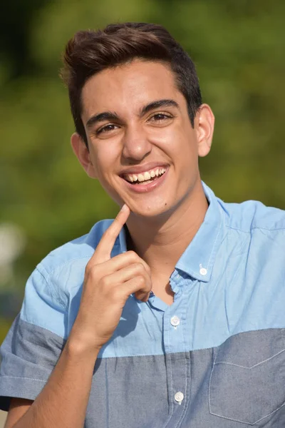 Sonriente joven colombiano adolescente chico — Foto de Stock