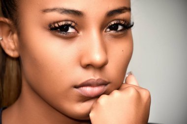 İspanyol genç düşünme