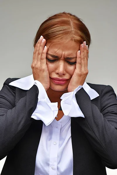 Jeune femme d'affaires colombienne sous le stress — Photo