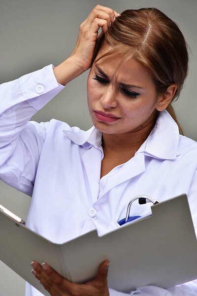 Запутавшийся колумбиец в халате из лаборатории
