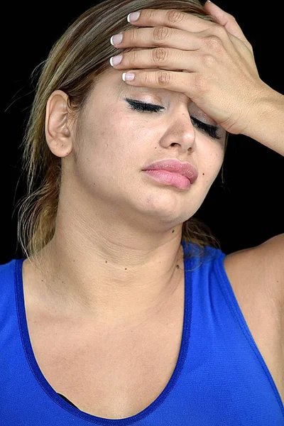 Minderheid meisje met hoofdpijn — Stockfoto