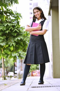 Şirin Kolombiya kız öğrenci ve etek giyen mutluluk