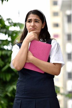 Liseli kız ve okul üniforması defter ile karışıklık