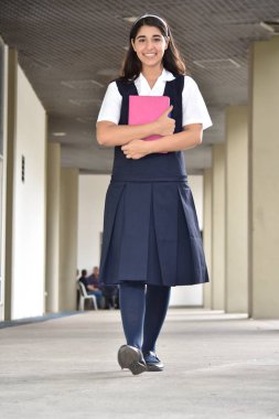 Sevimli kız öğrenci defter ile yürüyüş
